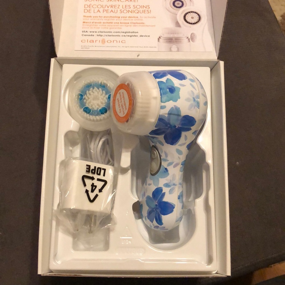 BRAND NEW!! Clarisonic Mia 2 and two brush heads